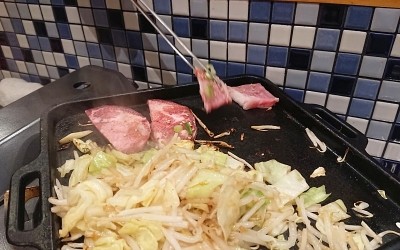 お肉を炒める