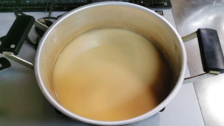 鍋に入れたスープと水