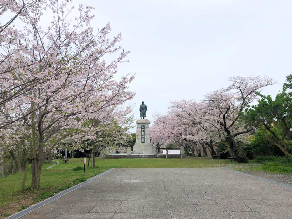 平野二郎國臣の銅像と桜