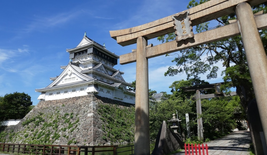 鳥居と小倉城