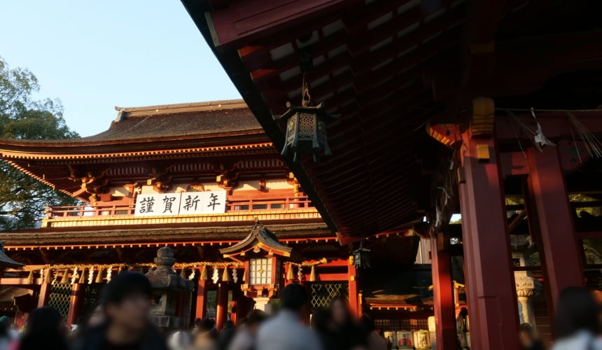 新年に神社に集まる人