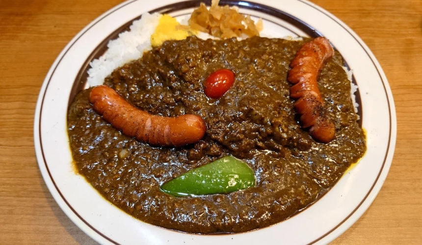 ソーセージが乗ったカレー