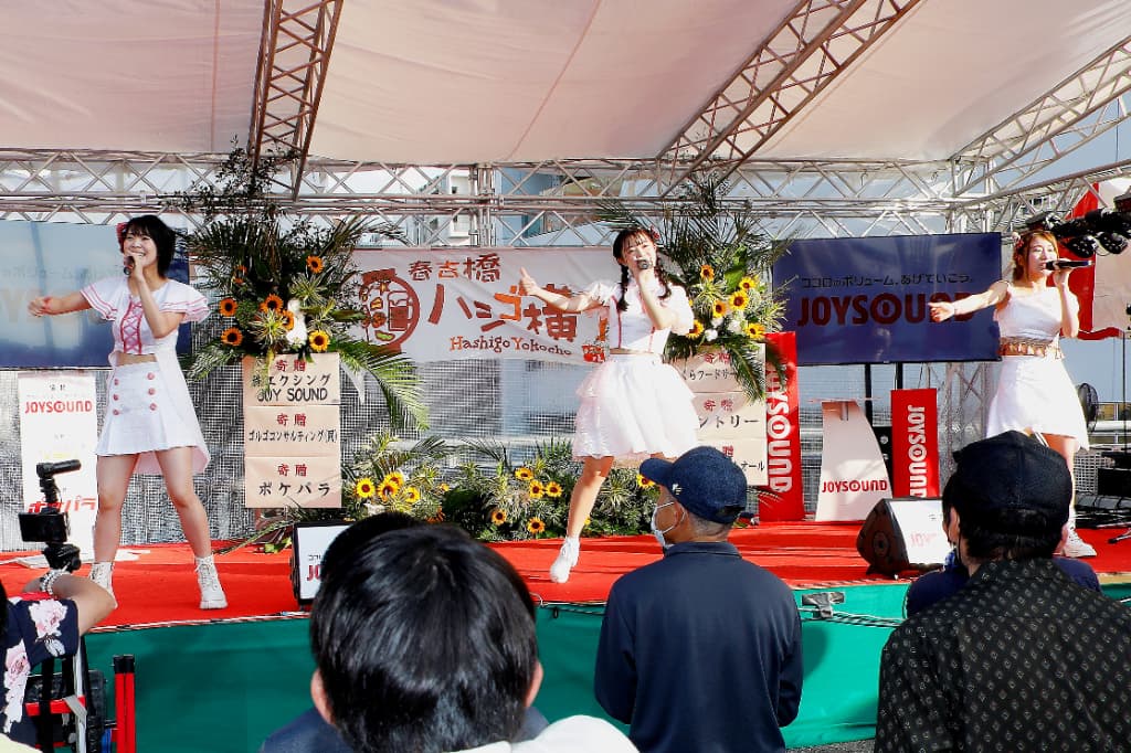 アイドルグループのダンス