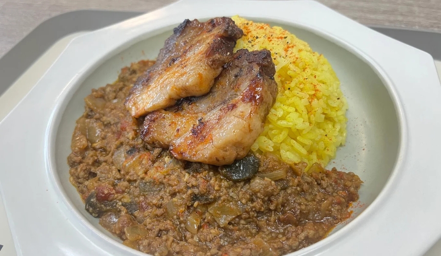 チャーシューが乗ったカレー