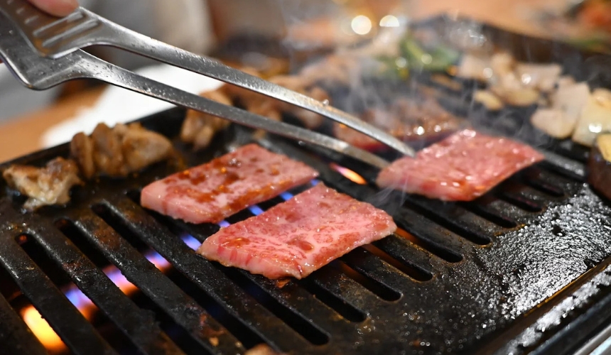 肉を焼く様子