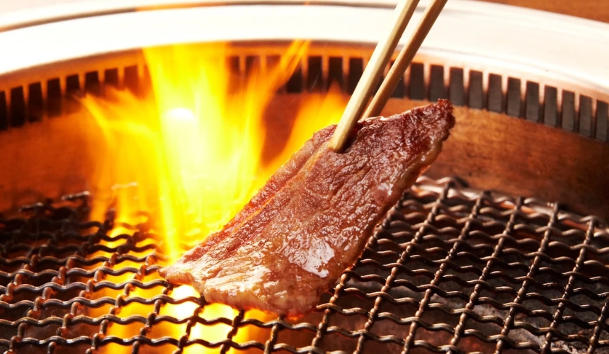 肉を焼く
