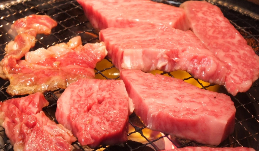肉を焼く