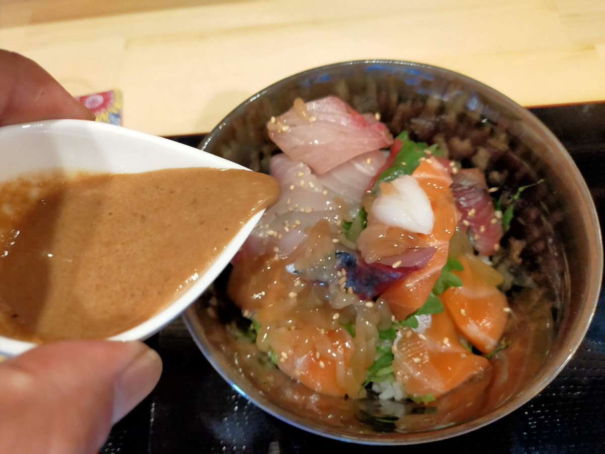 ゴマだれと海鮮丼