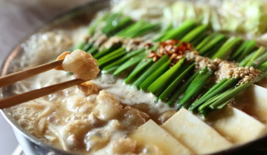 もつを箸でつかむ