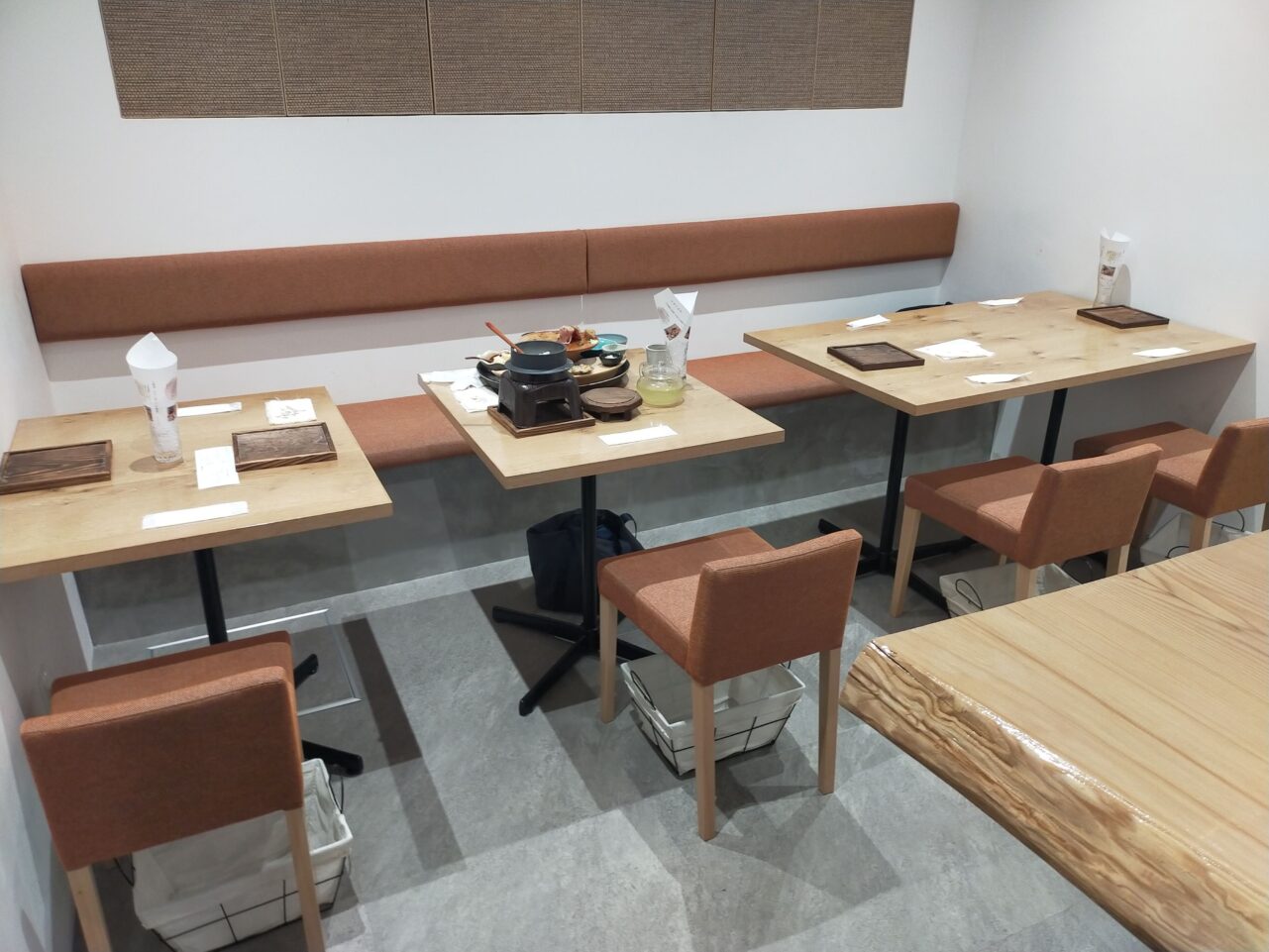 内観:小テーブル席