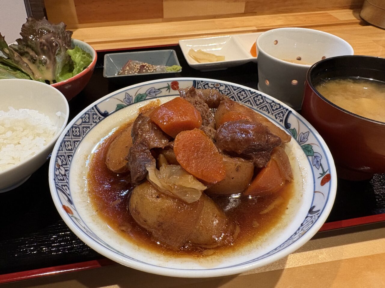 牛すじ肉じゃが定食
