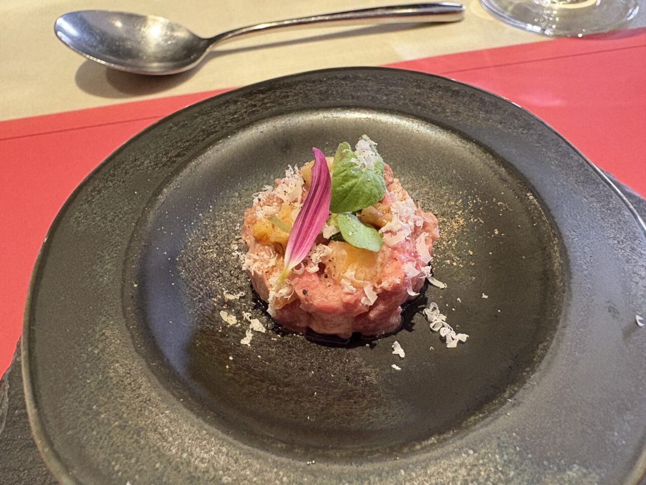 アミューズ〜黒毛和牛タルタルの白和え仕立て〜