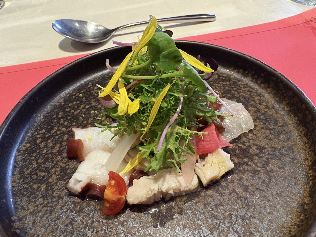 和牛ホルモンと魚介のマリネ〜サラダ仕立て〜