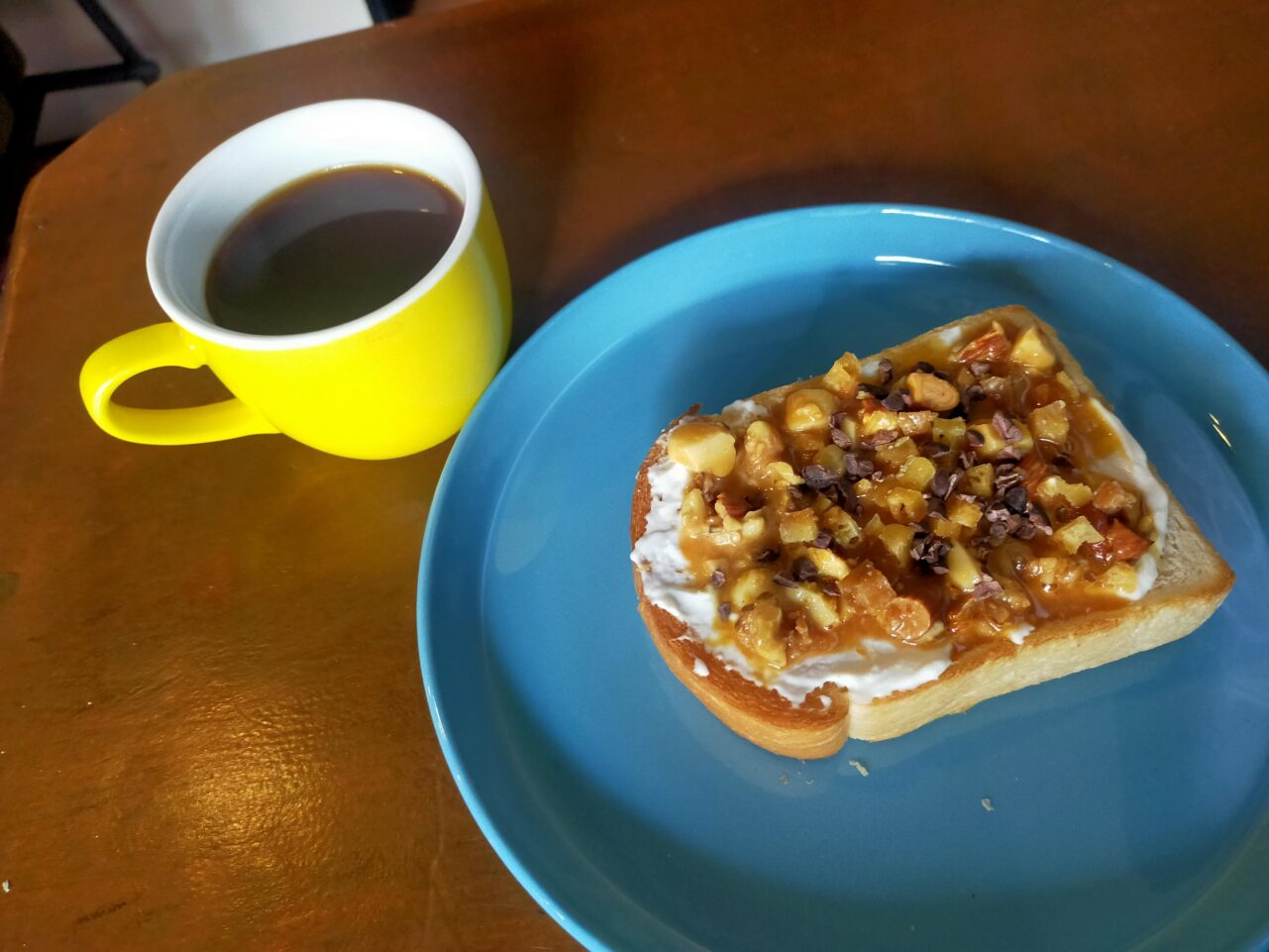本日のコーヒーとキャラメルナッツトースト