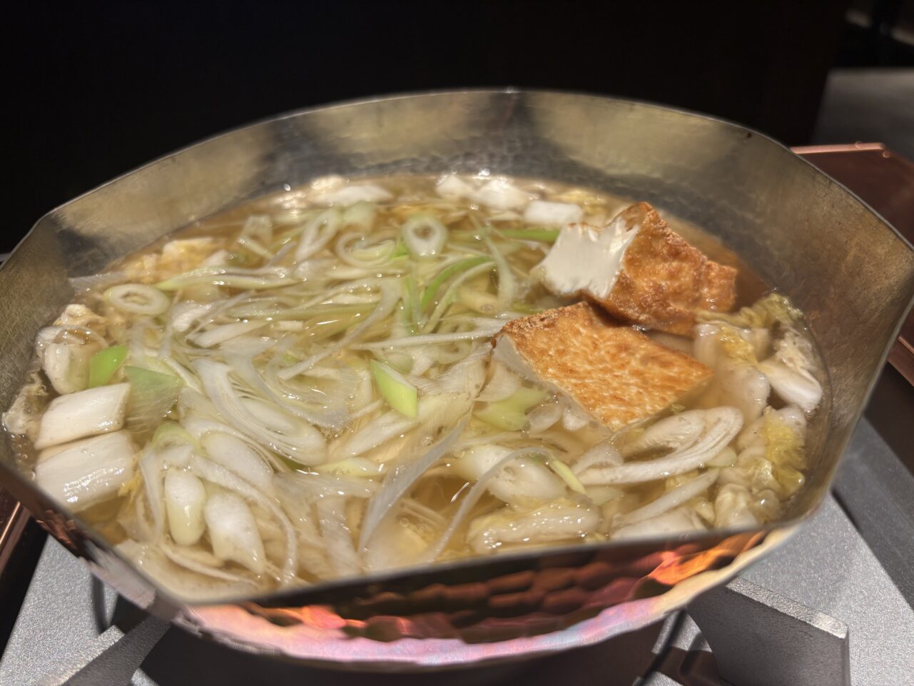 白菜の古漬け、ネギ、厚揚げを鍋に投入
