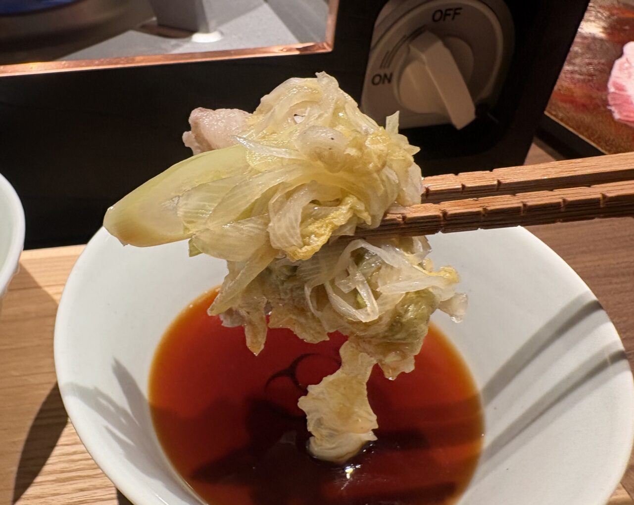 放牧豚のしゃぶしゃぶを古漬けやネギと一緒に巻いて