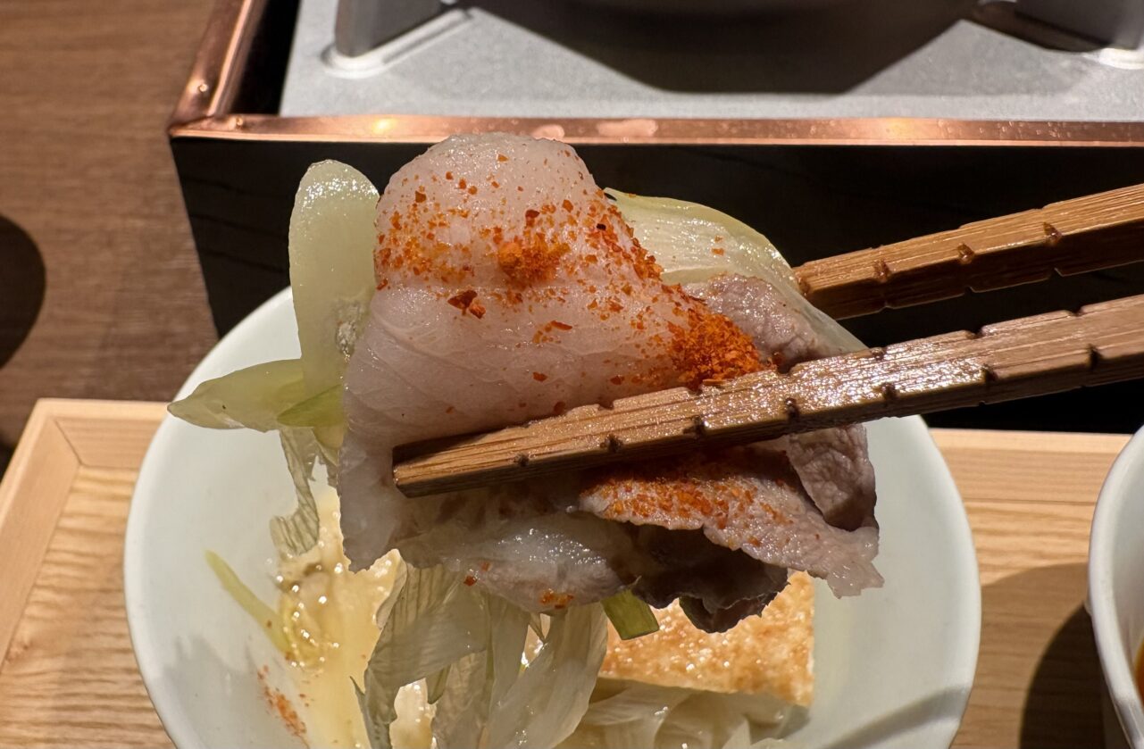 放牧豚のしゃぶしゃぶに一味唐辛子をかけて