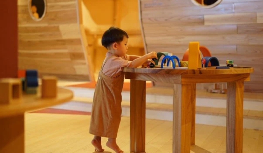 木で遊ぶ子供