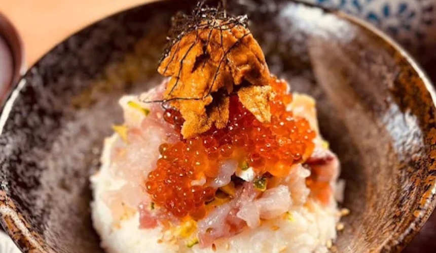 うにといくらが乗った料理