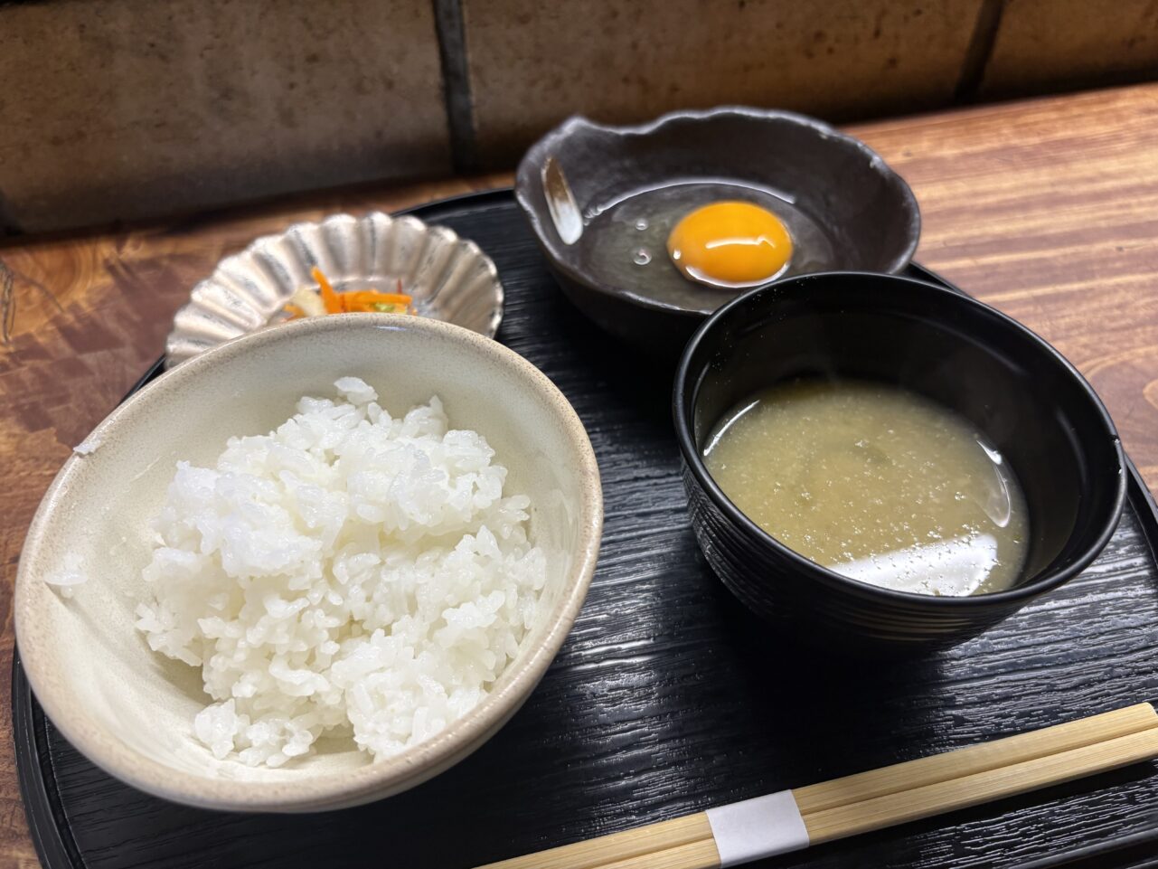 土鍋ご飯・味噌汁・香の物・生卵