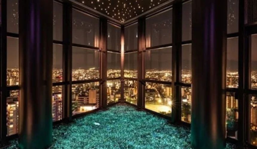 窓から見える夜景