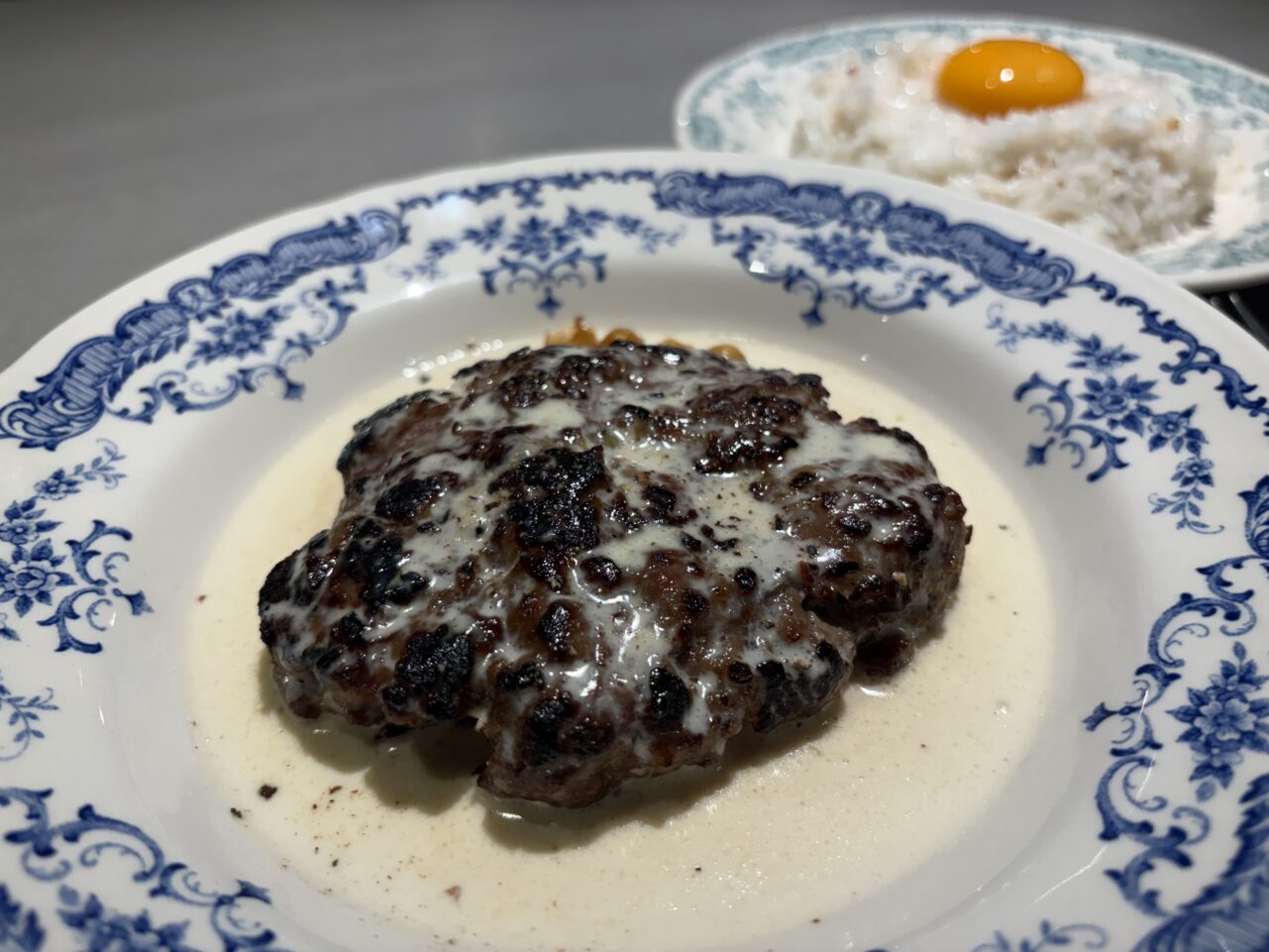 肉肉しい白いハンバーグセット