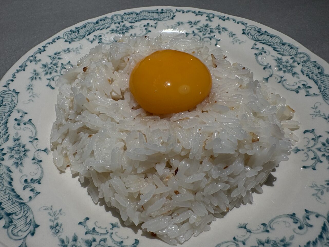 卵黄のせガーリックライス