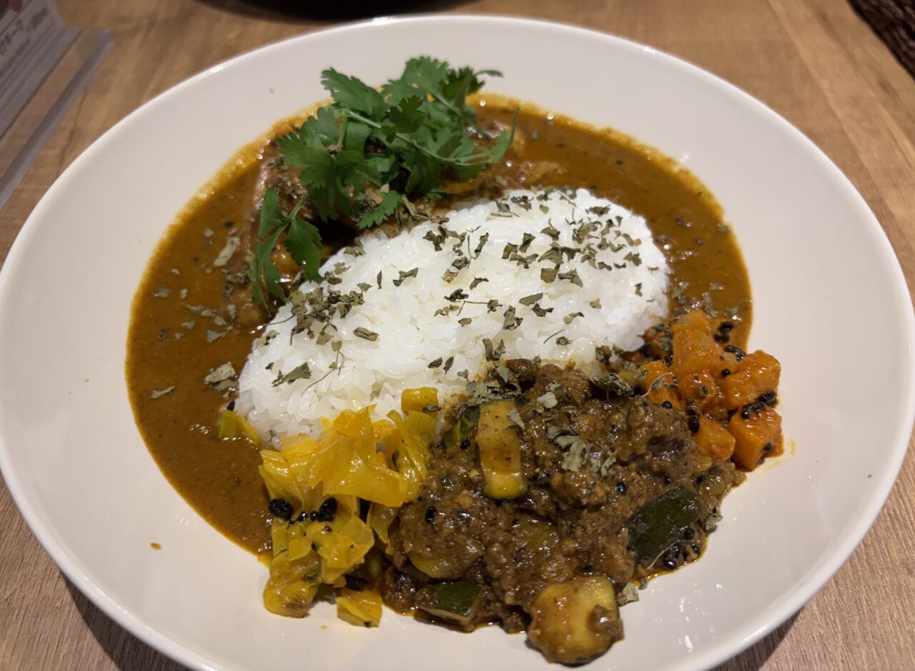 チキンカレーとキーマカレーのあいがけ