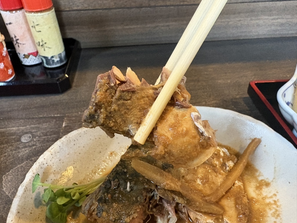 箸でほどける鯖の身